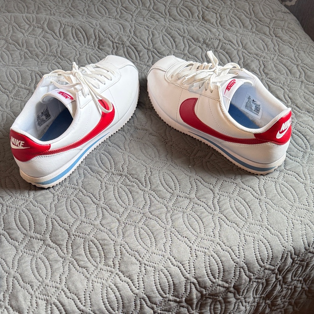 Nike Classic White and Red Sneakers - Picture 2 of 6